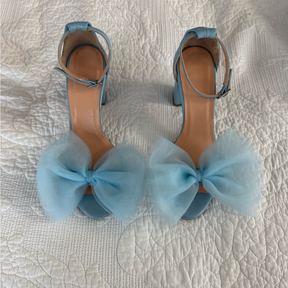 Never worn beautiful blue heels